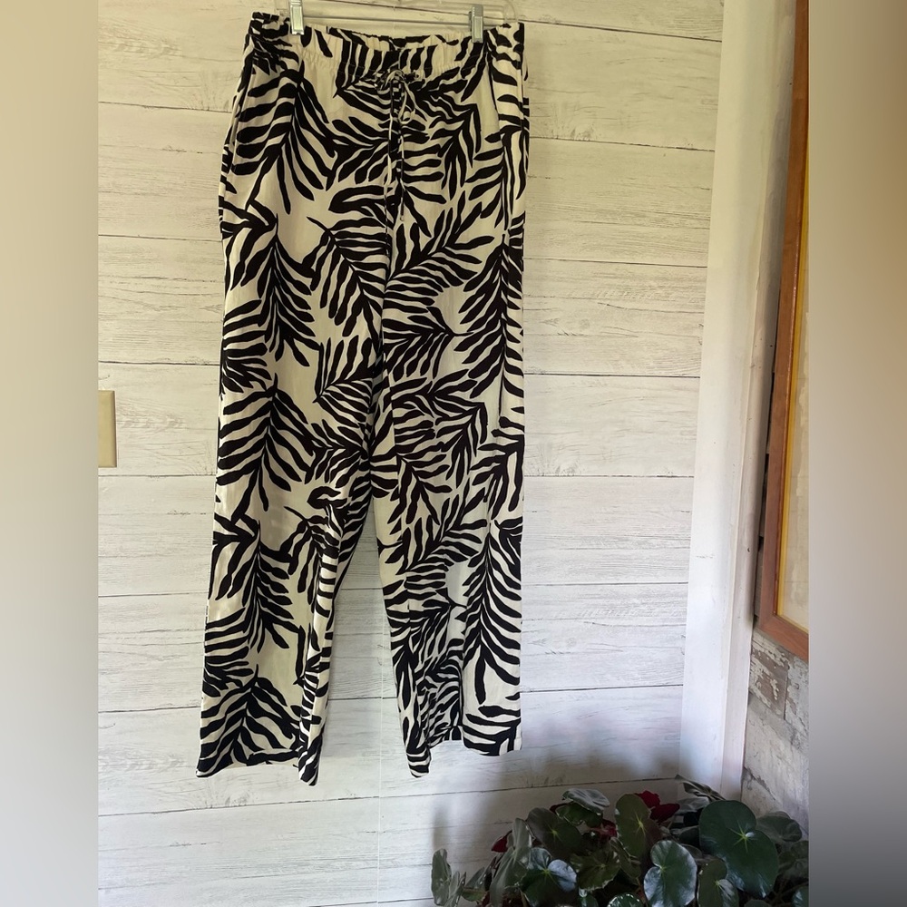 BNWT
(Brand new w tags) H&M linen palm leaf wide leg pants- XL